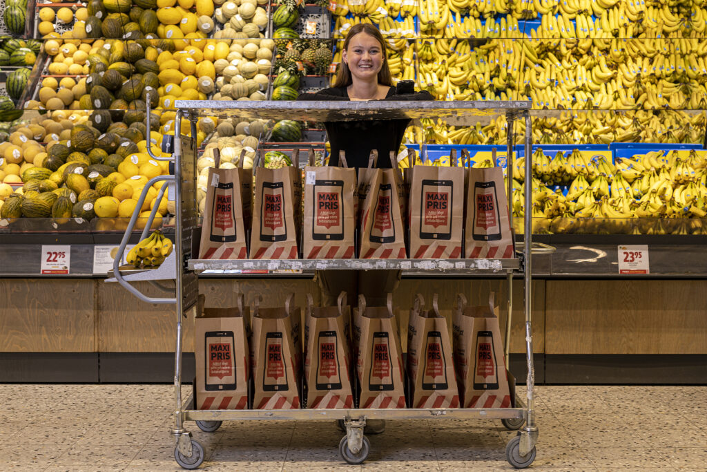 Grocery order picking with a smart picking trolley