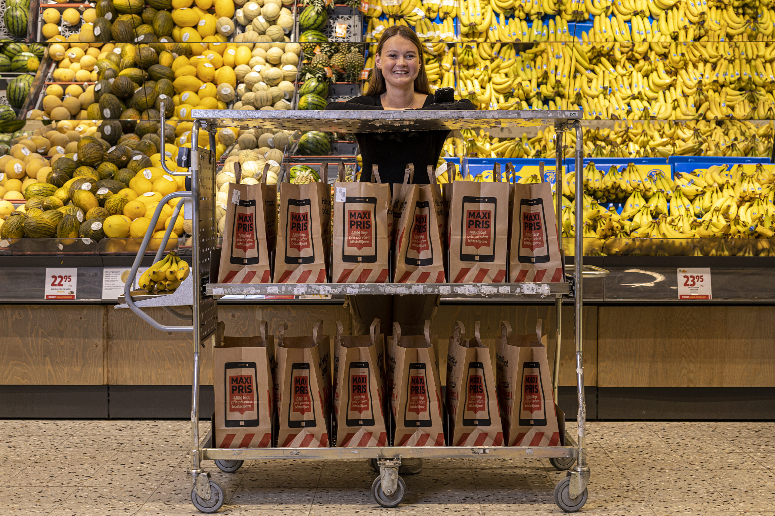 Grocery order picking with a smart picking trolley