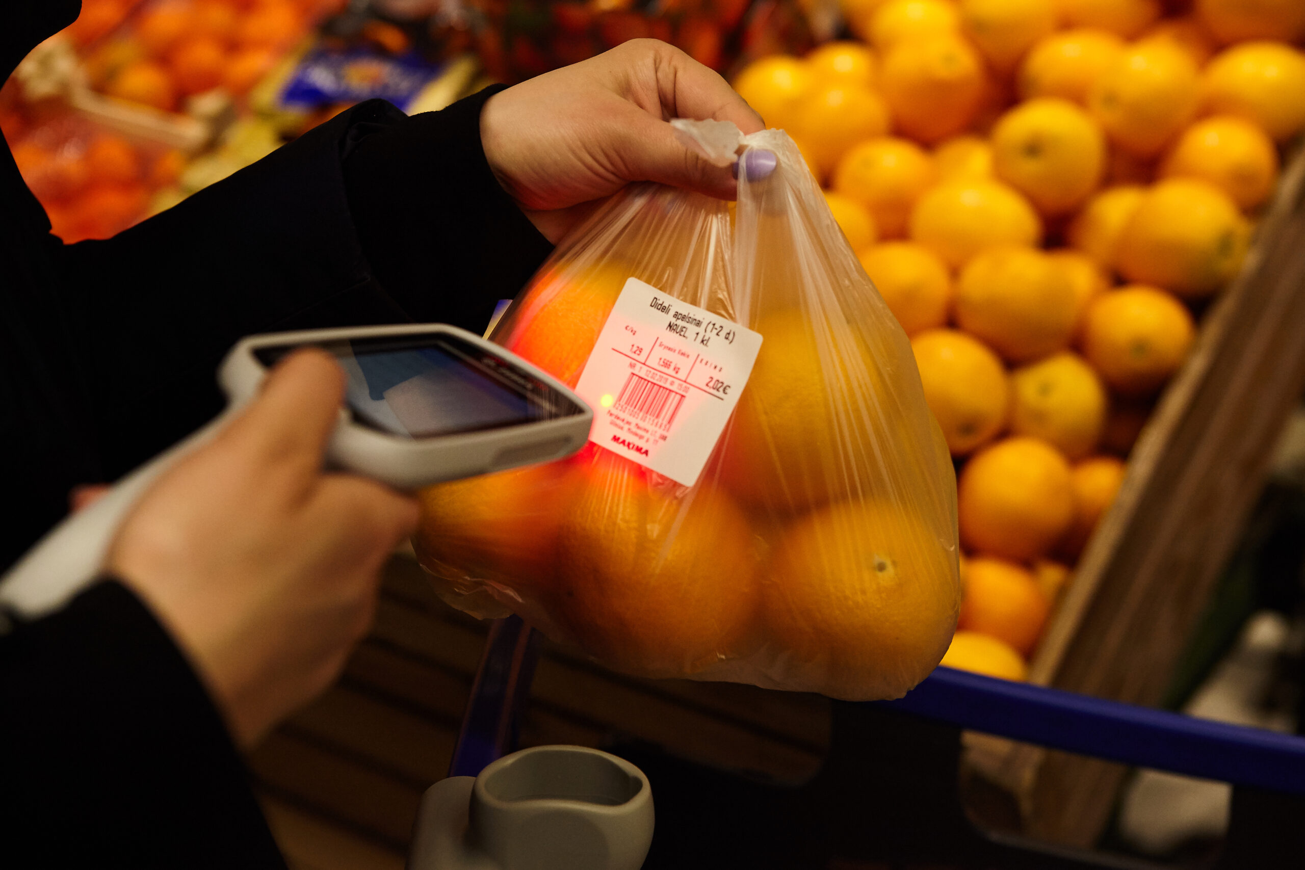 Shopper using personal scanning device to scan and pay for goods in a store